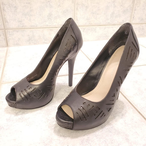 BCBG black leather heel size 8M - Picture 2 of 8